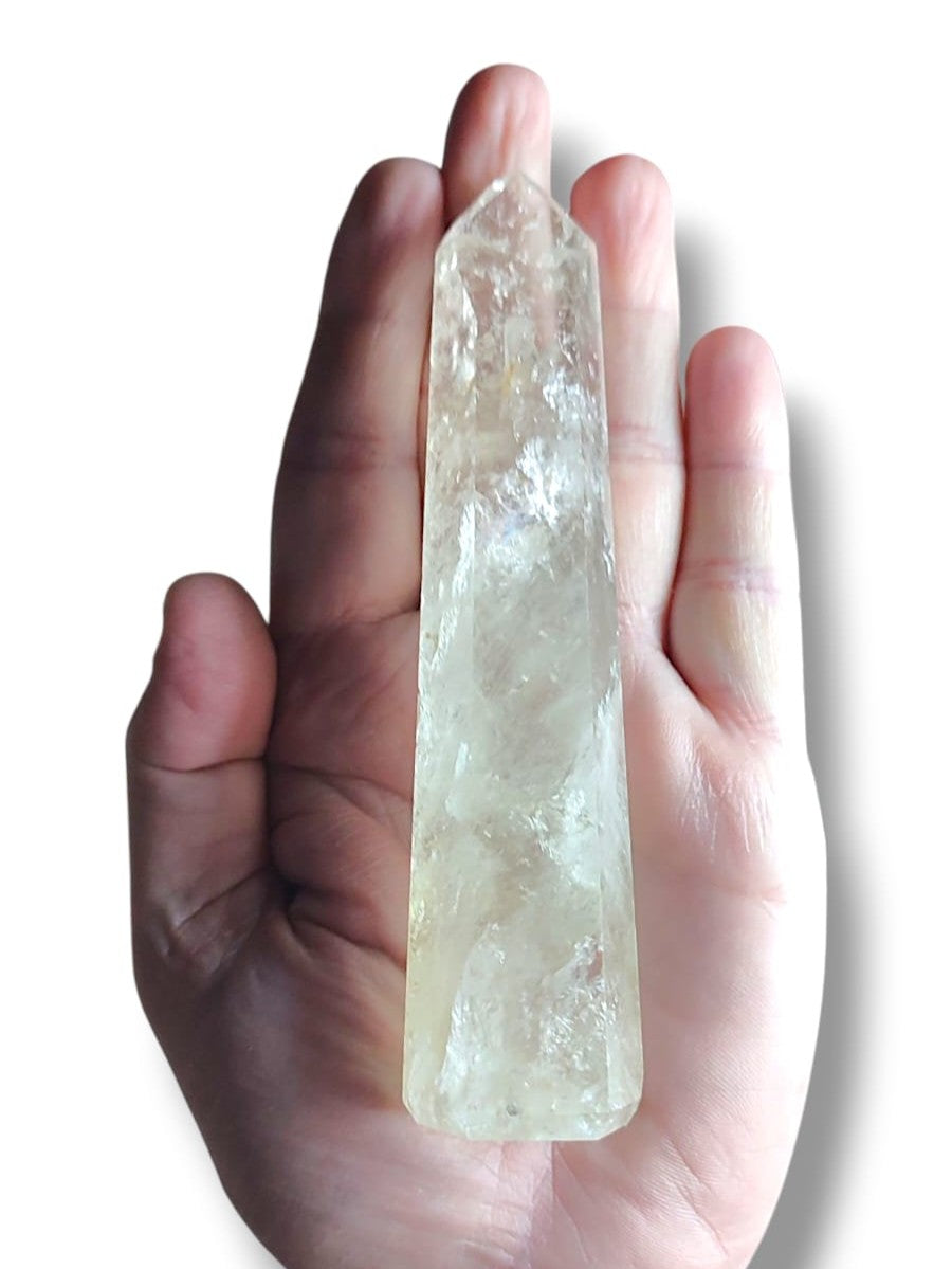 Cuarzo con inclusiones naturales y reflejos arcoíris – meditación y armonización de espacios.