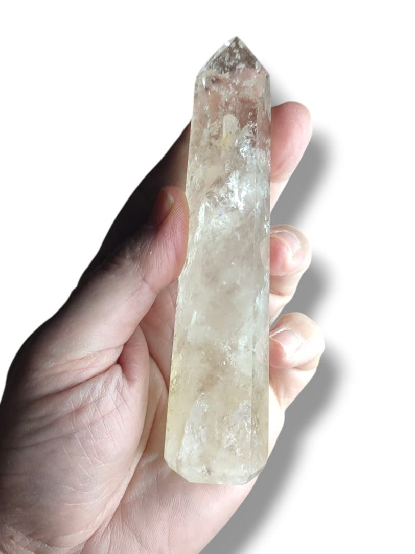 Vista lateral de Punta de Cuarzo con vibración arcoíris – claridad mental y equilibrio emocional.