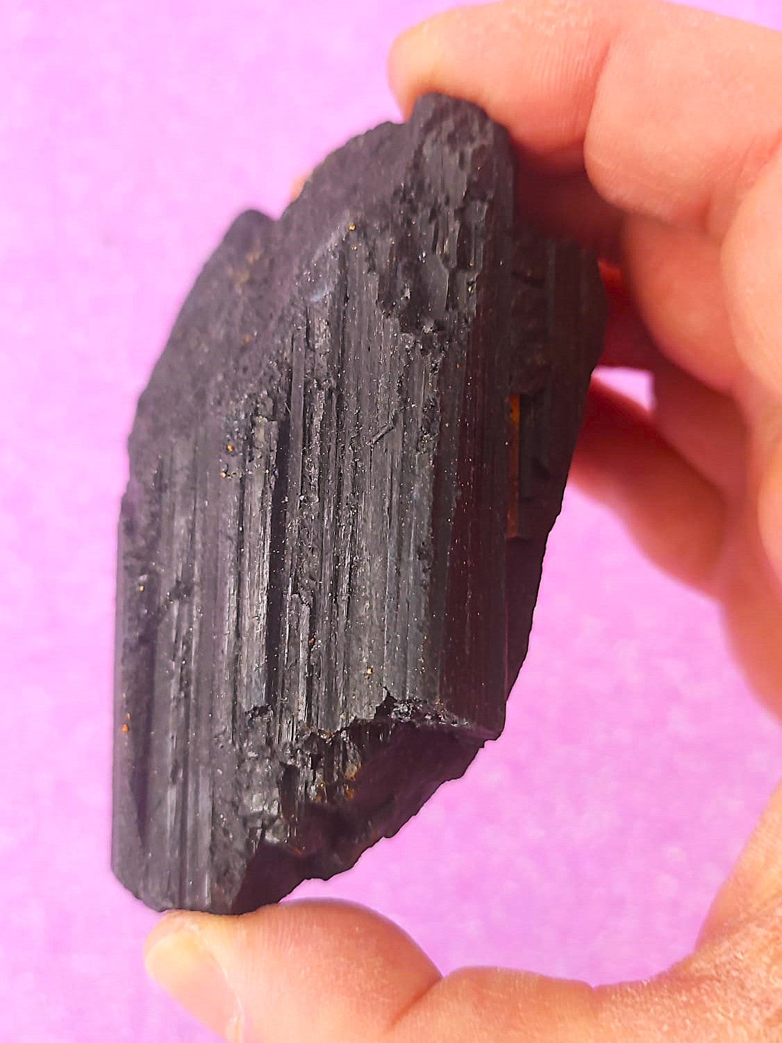 Turmalina negra mineral único para protección energética y coleccionistas en Atlantis Crystals