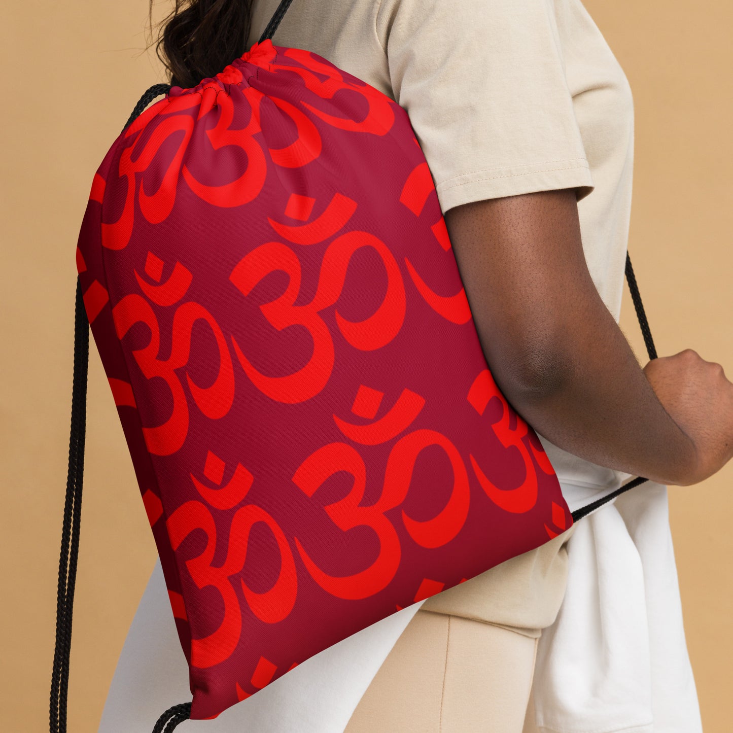 Bolsa de cuerdas con el símbolo Om en rojo