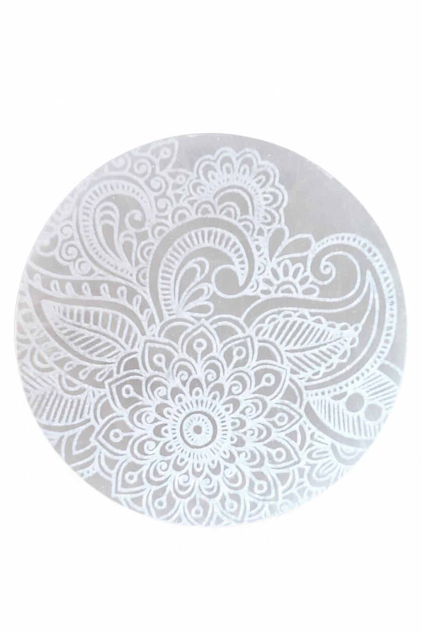 Placa selenita mandala macro detalle grabado fondo blanco puro