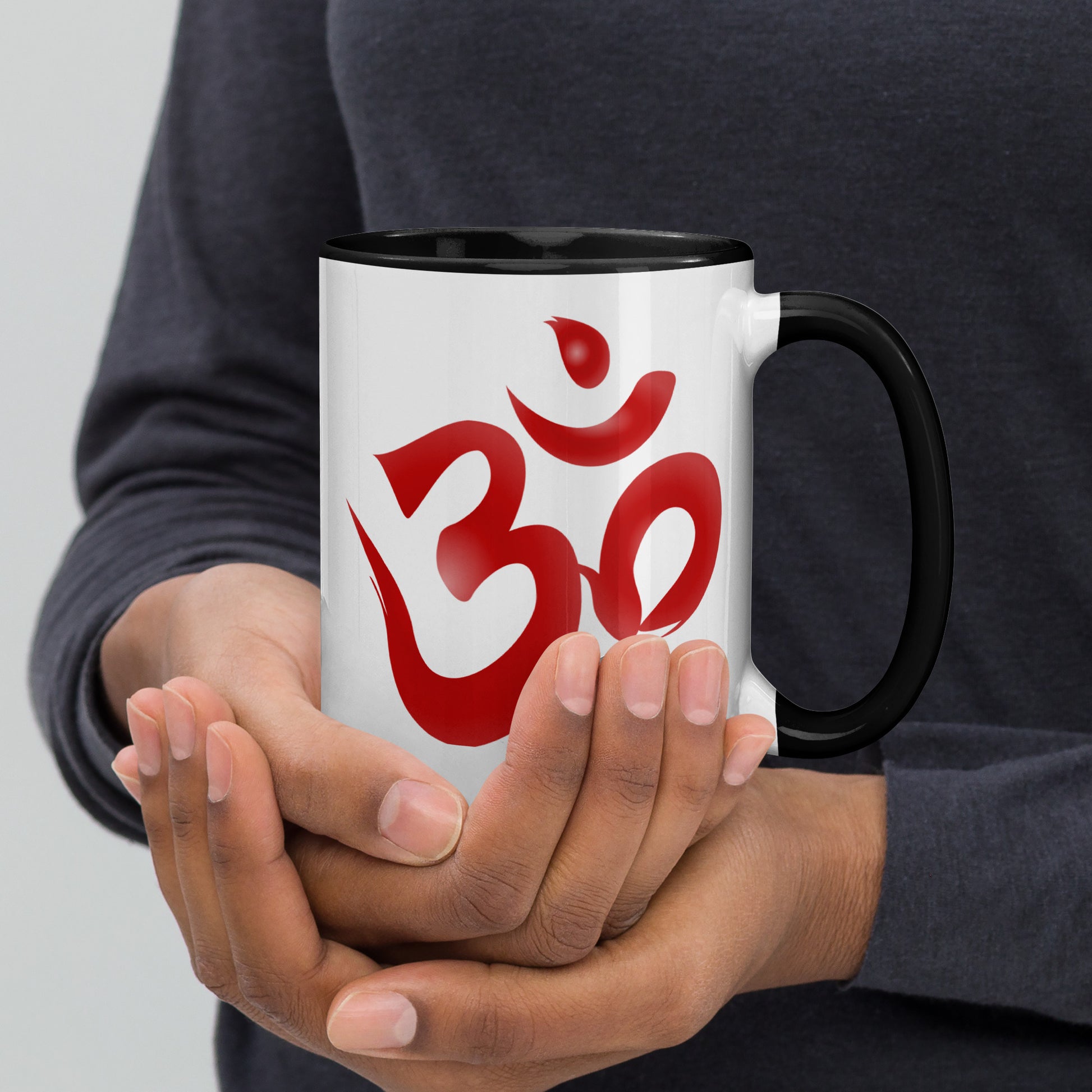 Taza de coleccion con el simbolo om en color rojo